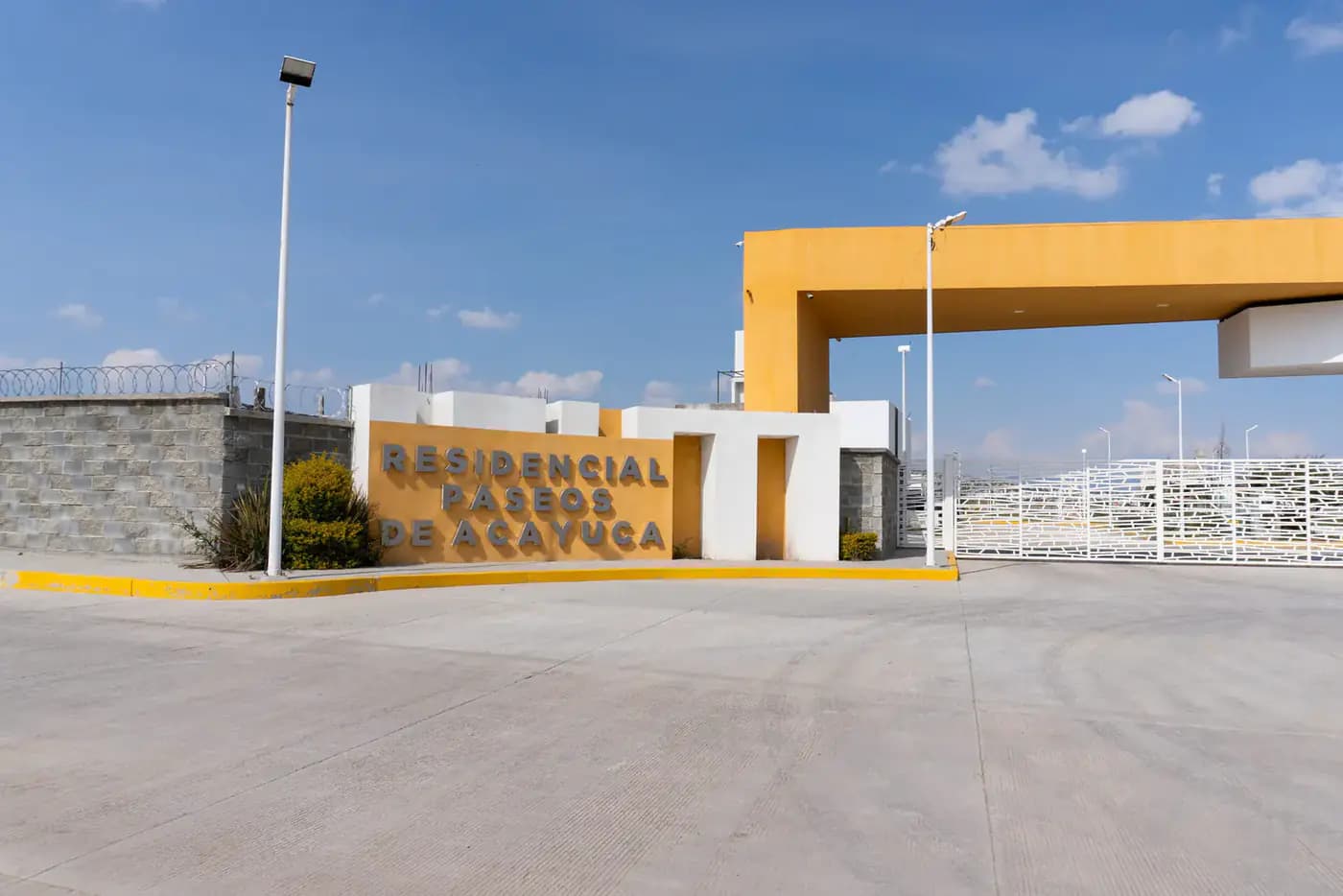 Caseta y acceso controlado en Acayuca Residencial