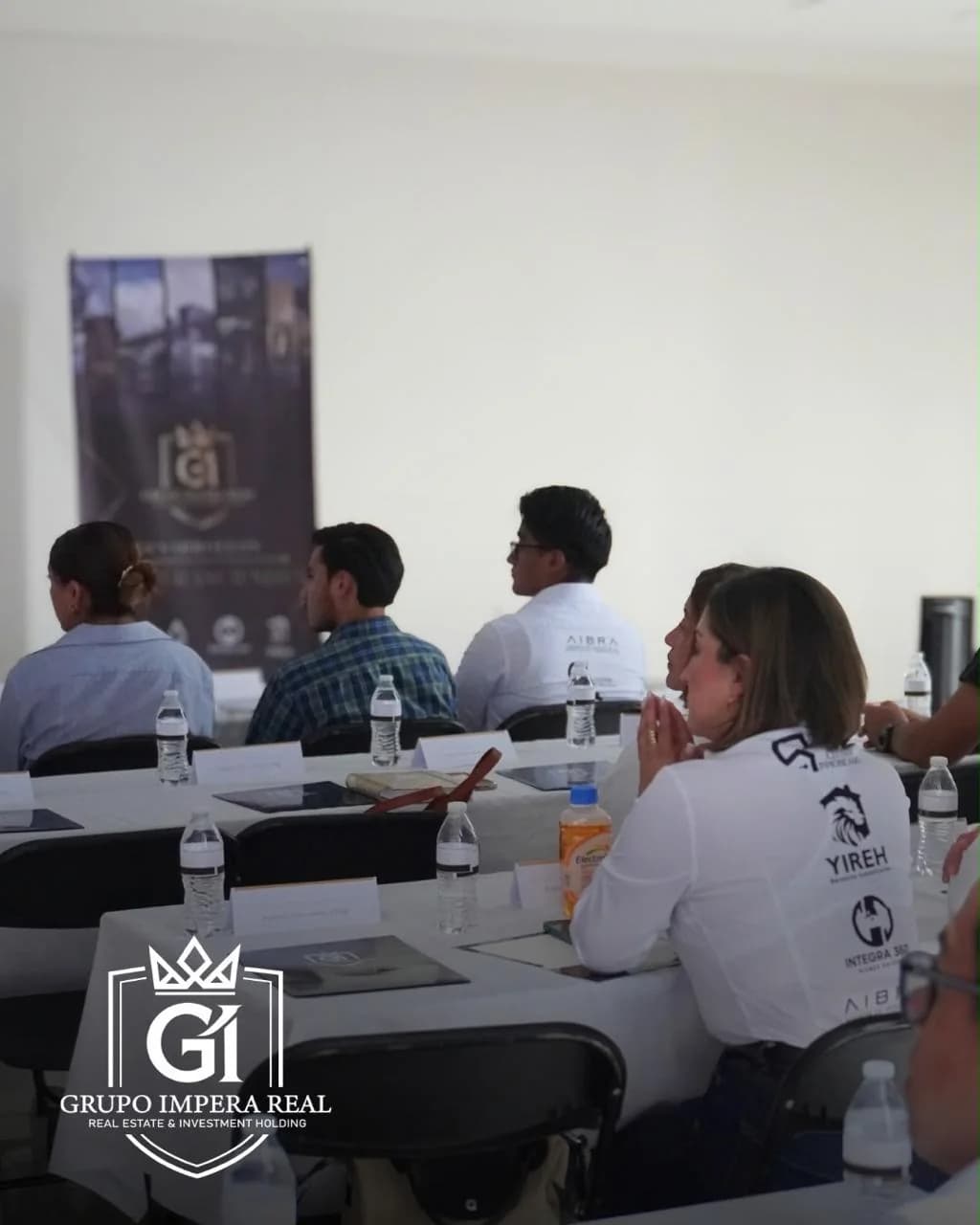 Asesores inmobiliarios atendiendo una presentación de estrategia y operación