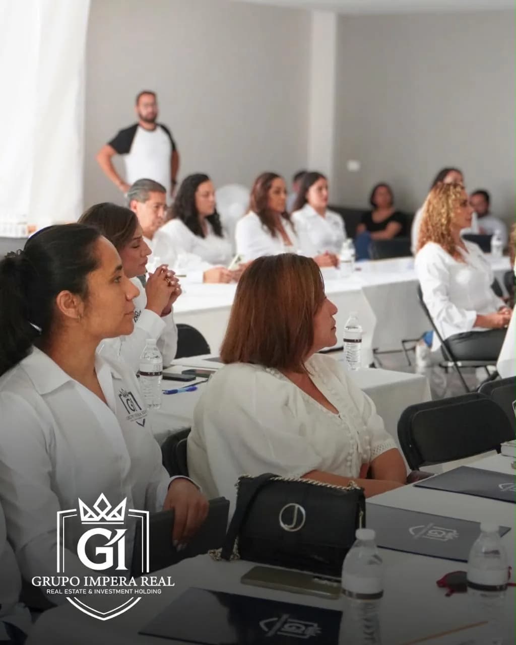 Asistentes participando en una capacitación para operación inmobiliaria