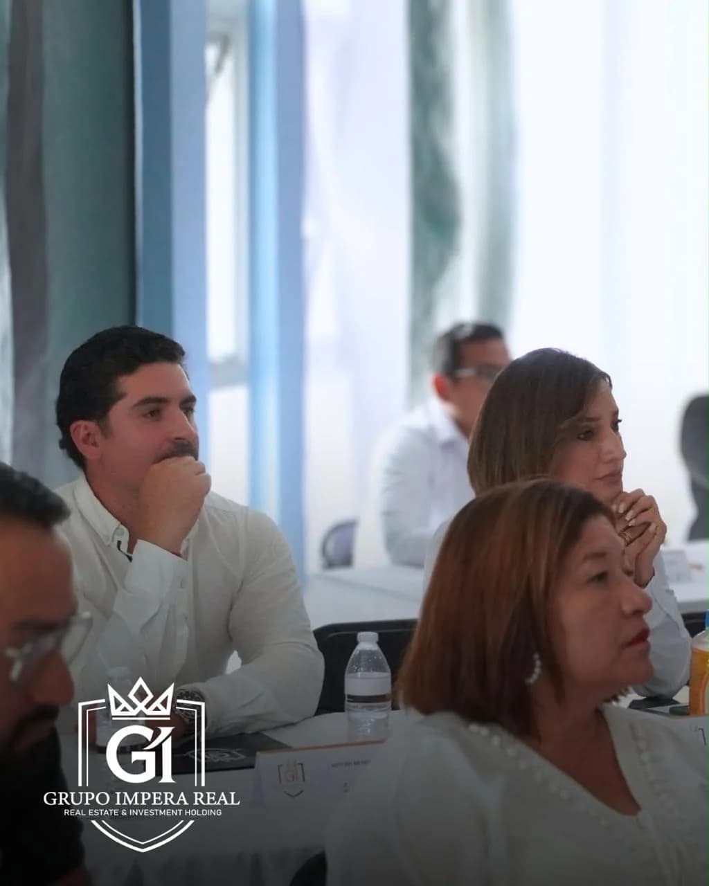 Asesores inmobiliarios escuchando una sesión de operación comercial