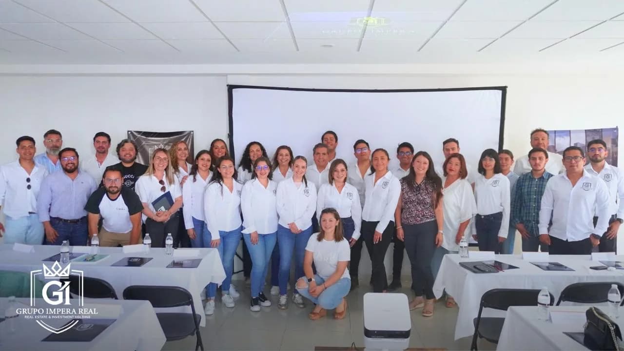 Grupo de asesores inmobiliarios, equipo comercial y aliados en una sesión de trabajo AIBRA