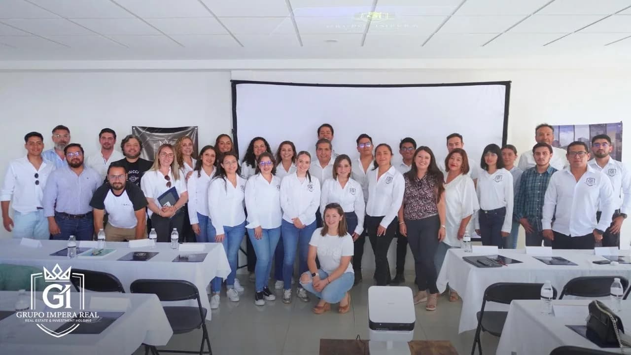Grupo de asistentes reunidos después de una sesión comercial inmobiliaria