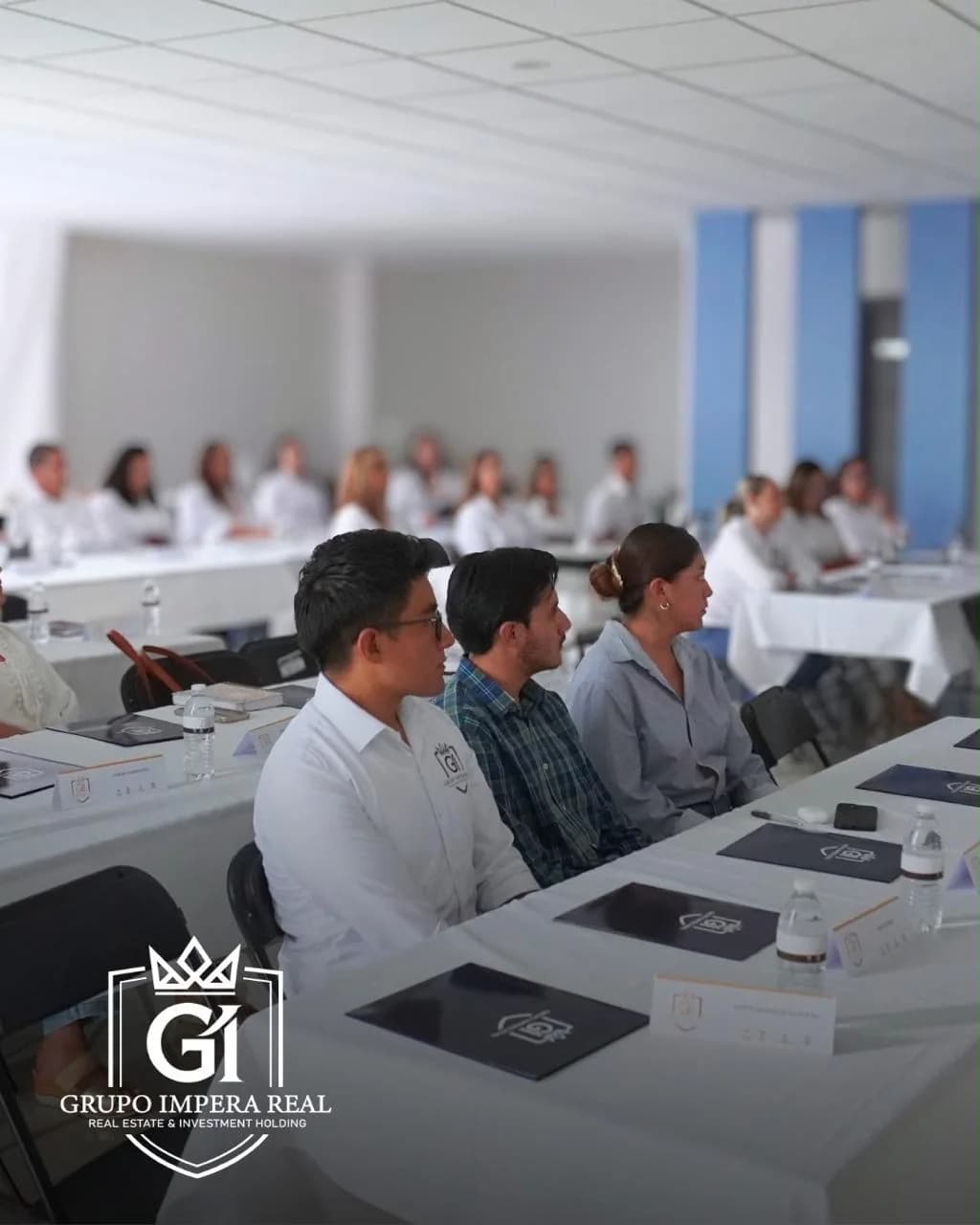 Participantes revisando una sesión comercial en mesas de trabajo