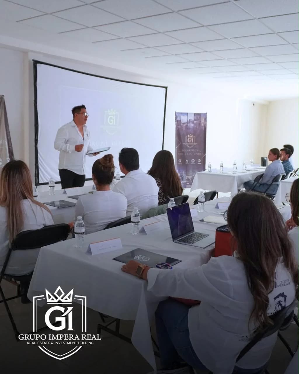 Presentador guiando una sesión con asesores y aliados inmobiliarios