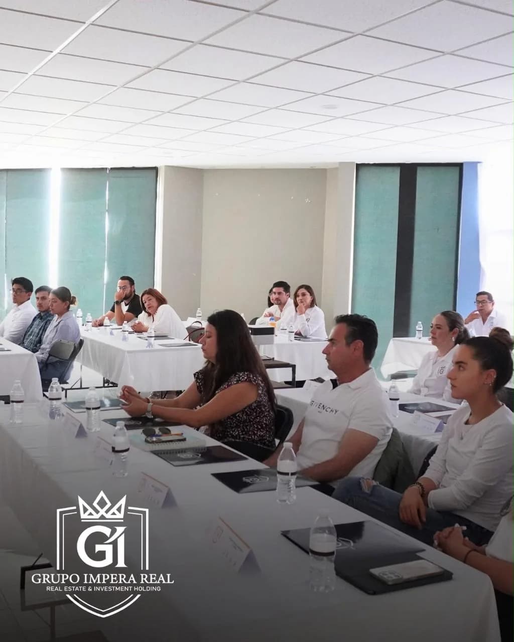 Sala con asesores y aliados inmobiliarios durante una sesión de trabajo