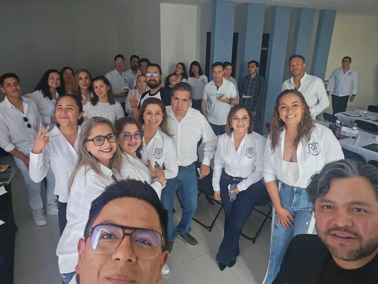 Equipo y asesores inmobiliarios reunidos en una sesión de capacitación comercial