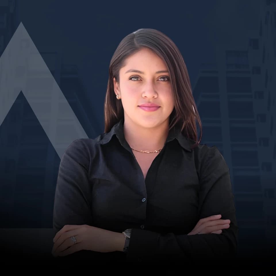 Mónica, Administrativa